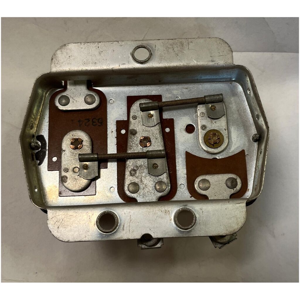 Laddningsrelä 6v 45-57Amp pos grd Chry Dodge 1949-54 Standard Motor VR-324