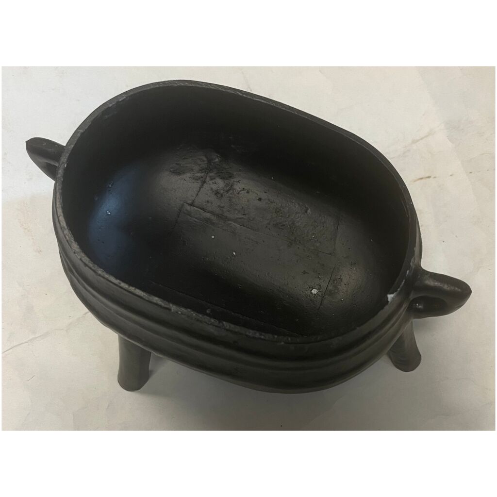 Gryta på 3 ben i gjutjärn 22cm lång x 11cm bred x 12,5cm hög, saknar märkning