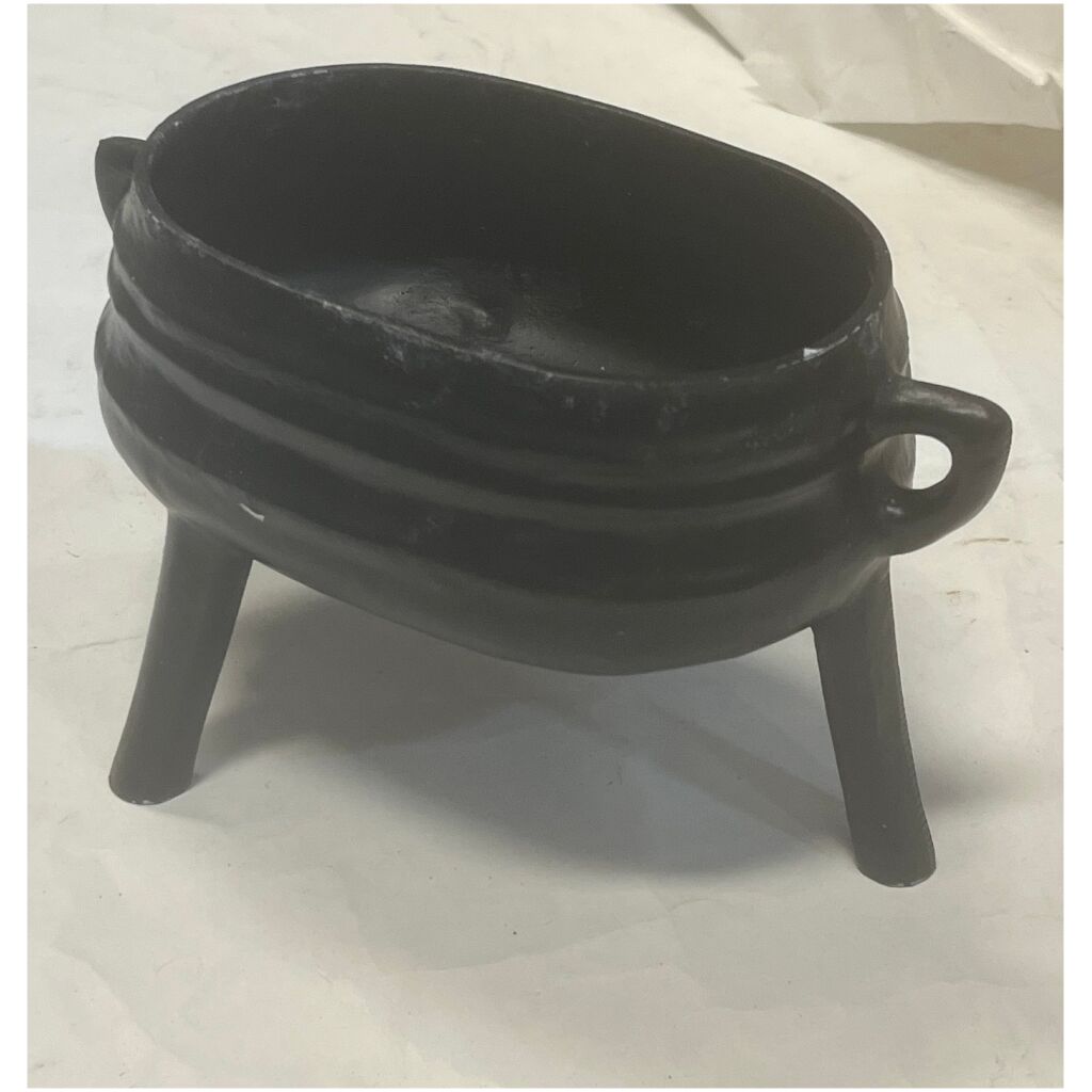 Gryta på 3 ben i gjutjärn 22cm lång x 11cm bred x 12,5cm hög, saknar märkning