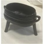 Gryta på 3 ben i gjutjärn 22cm lång x 11cm bred x 12,5cm hög, saknar märkning