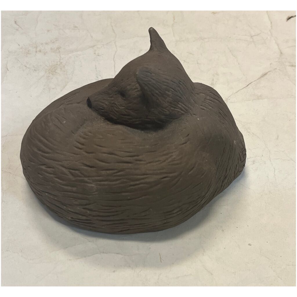 Figurin lergods sovande räv skulptör Rahm 14,5 lång x 12cm diam x 9cm hög