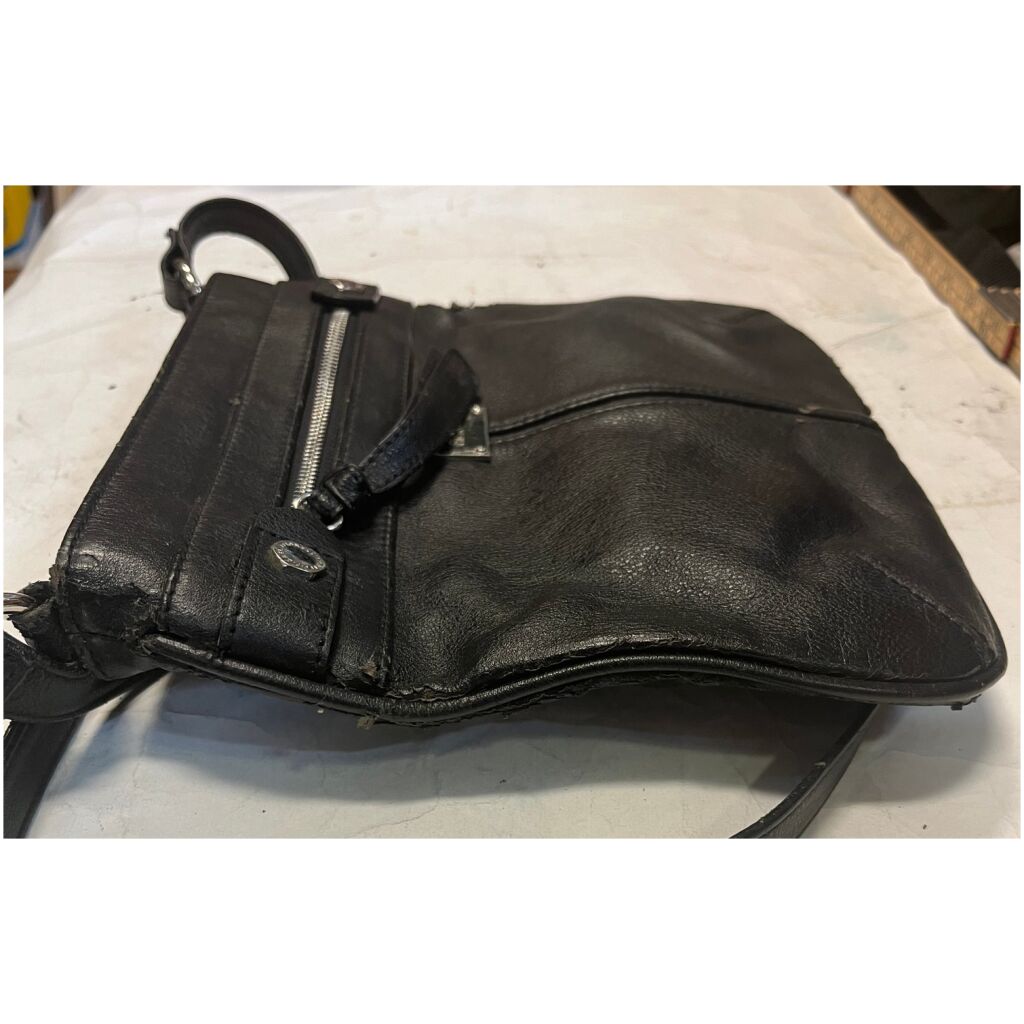 Axelremsväska svart läder i använd look med 2 yttre fickor 4 inre , Fiorelli