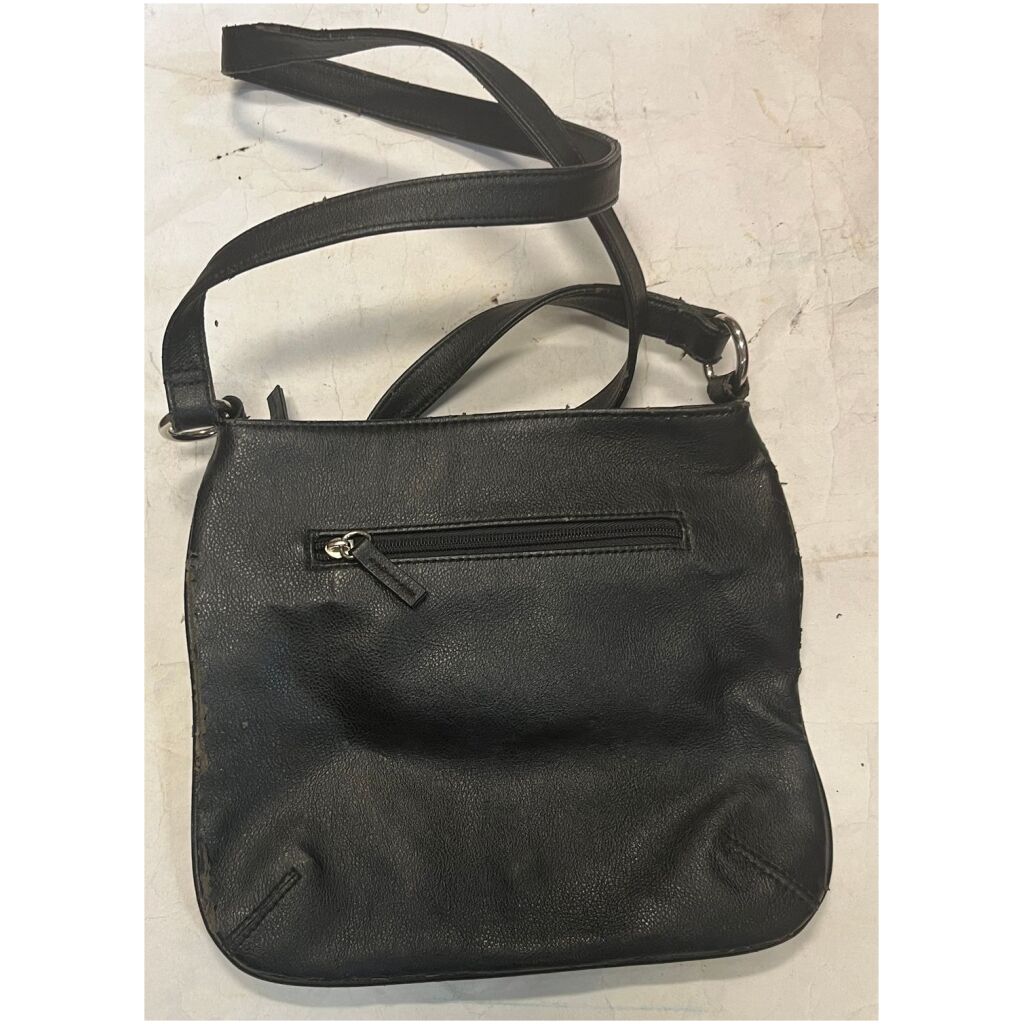 Axelremsväska svart läder i använd look med 2 yttre fickor 4 inre , Fiorelli