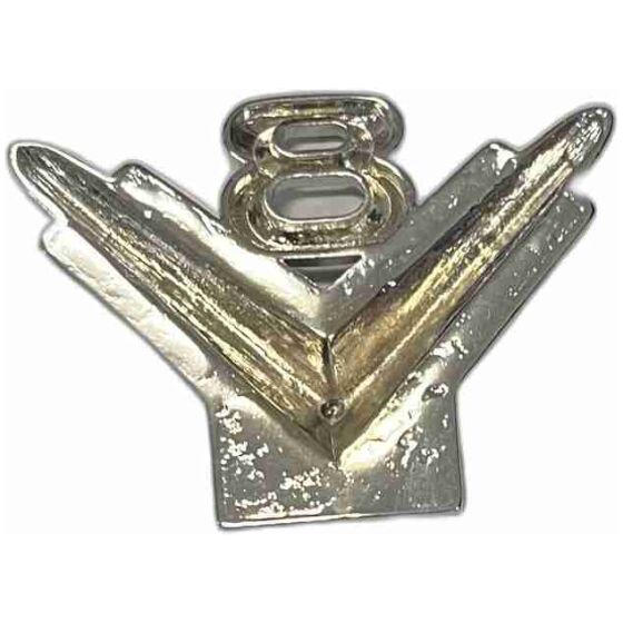 V8 emblem metall ca 5x5cm slät baksida
