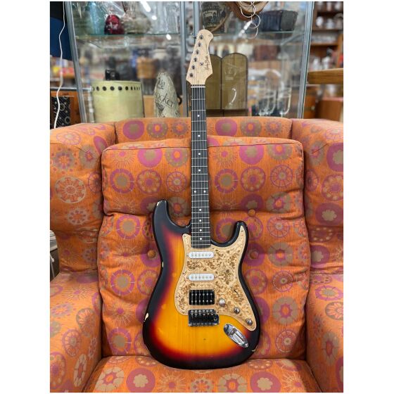 Harley Benton ST 20 serien HSS modell med humbucker. Relic finish och customiser