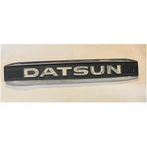 Emblem bak vit Datsun Bluebird 610 1971-1976 begagnat