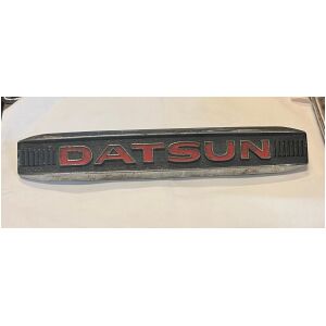 Emblem bak röd Datsun Bluebird 610 1971-1976 begagnat
