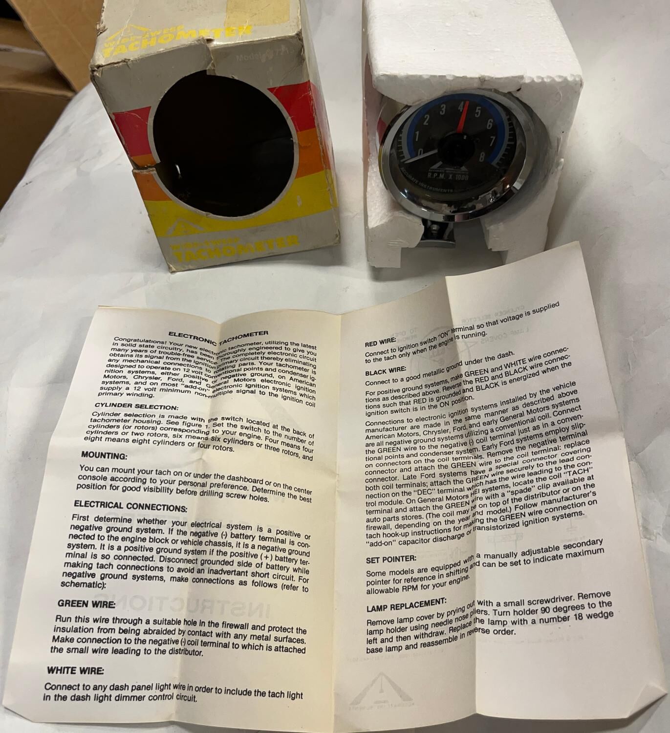 Varvräknare belyst 3-1/4" 4,6,8-cyl 12V pos, neg grd svart / krom Accurate 17215 - Bild 2