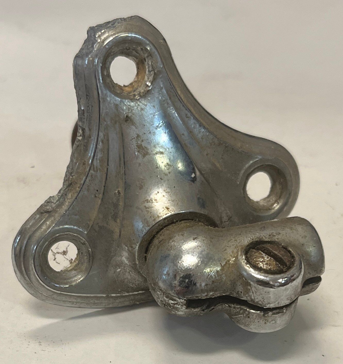 Solskyddsfäste vänster 1941-1954 Buick Olds Chev Pontiac GM 4113902 begagnad