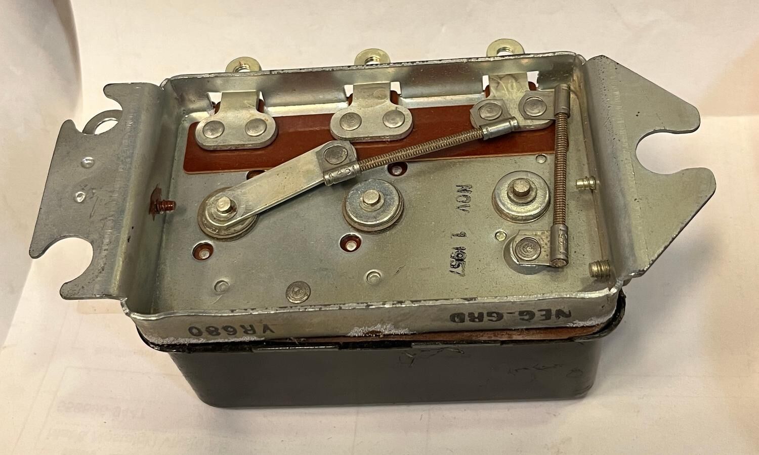Laddningsrelä 6V 40A neg grd Chev Jeep Nash Pontiac 1948-70, Ampco VR680 - Bild 3