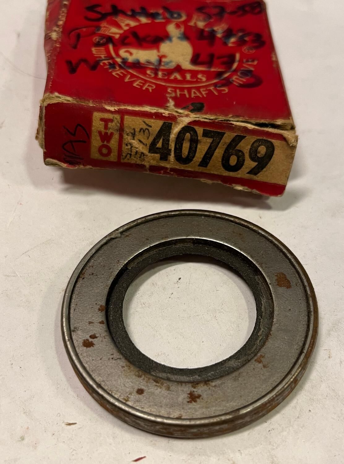 Packbox Hjulnav/Hjulaxel 33,32x57,96x6,35 mm Studebaker Willys Ford Volvo m.fl. 1946-80 NAS 40769