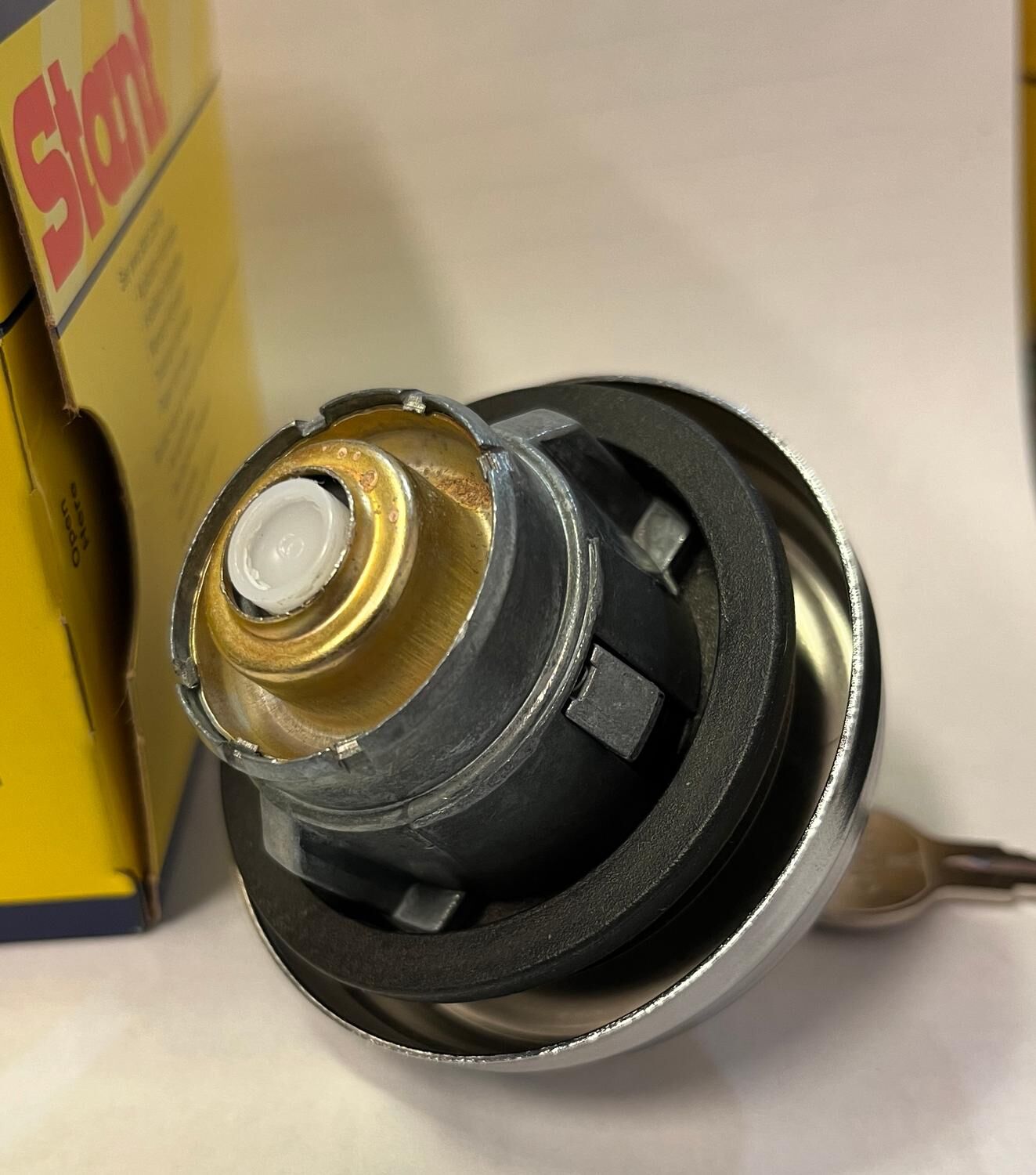Låsbart tanklock med 2 nycklar GM Mopar VW Ford mfl 1931-1996 , Stant 10593 - Bild 2