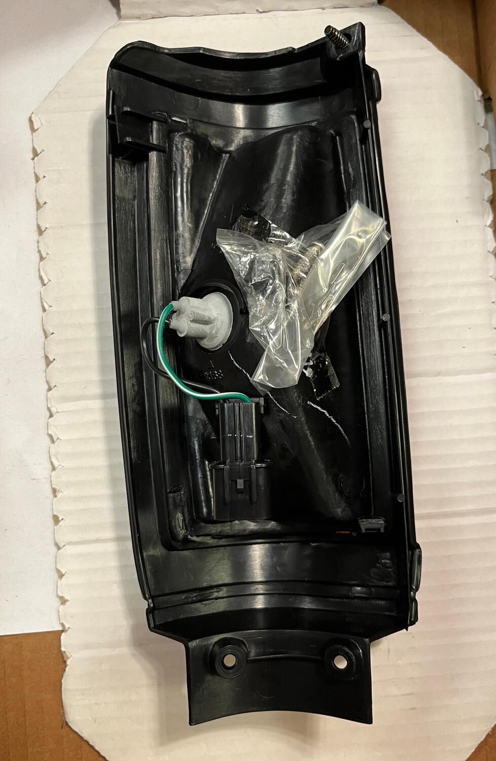 Blinkers vänster bak Dodge Ram & Mitsubishi Mighty Max 1987-96, Mopar MB527081 - Bild 2