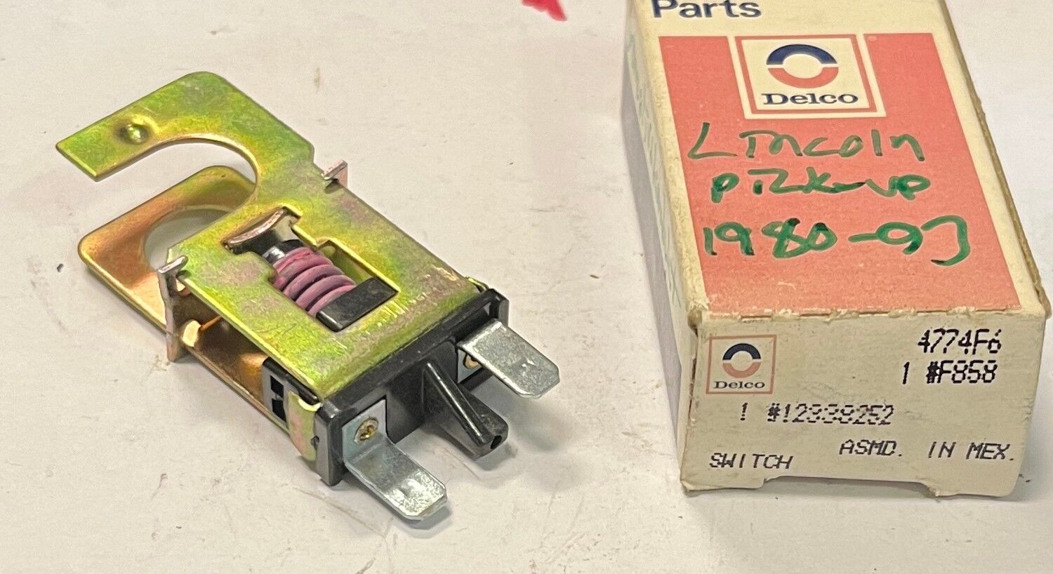 Bromsljuskontakt NOS Delco 12338252 Ford F-serie/Bronco/Ranger Lincoln / Standard SLS97