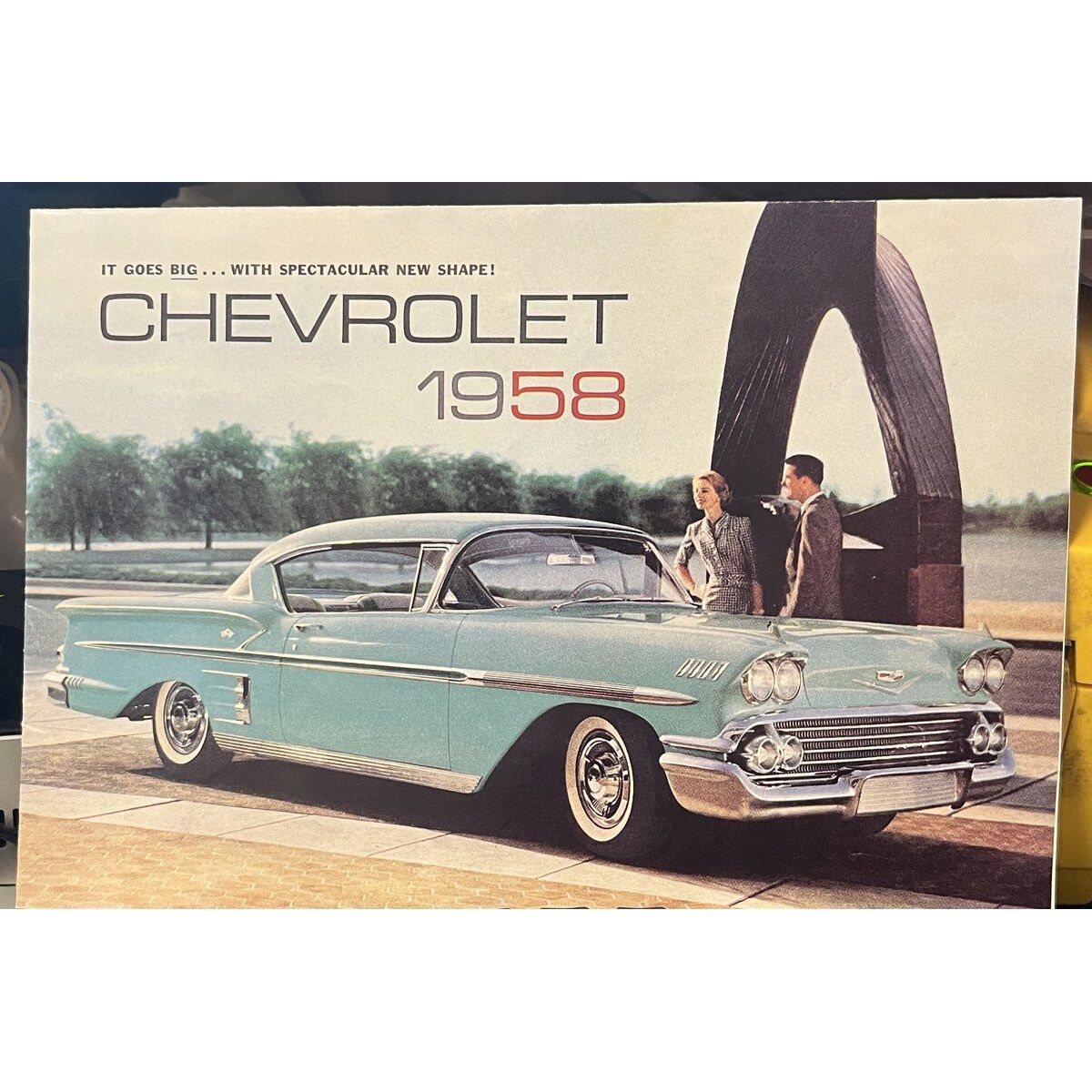 Försäljningsbroschyr 1958 Chevrolet "It Goes Big" Foldout Brochure
