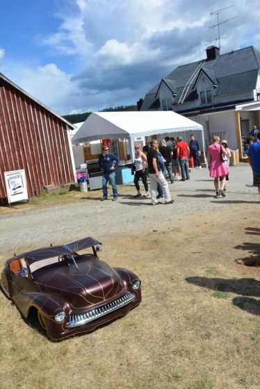 Ett pris för Yngsta bilägare delades också ut, det gick till Axel Rocksen-Nordin, 8 år, från örnsköldsvik . Han cruisade omkring i en Customiserad minibil baserad på Austin J 40 custom de luxe Bild: Stefan Hagman